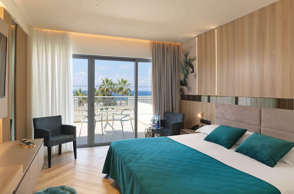 Deluxe, Queen Bed, Sea View
