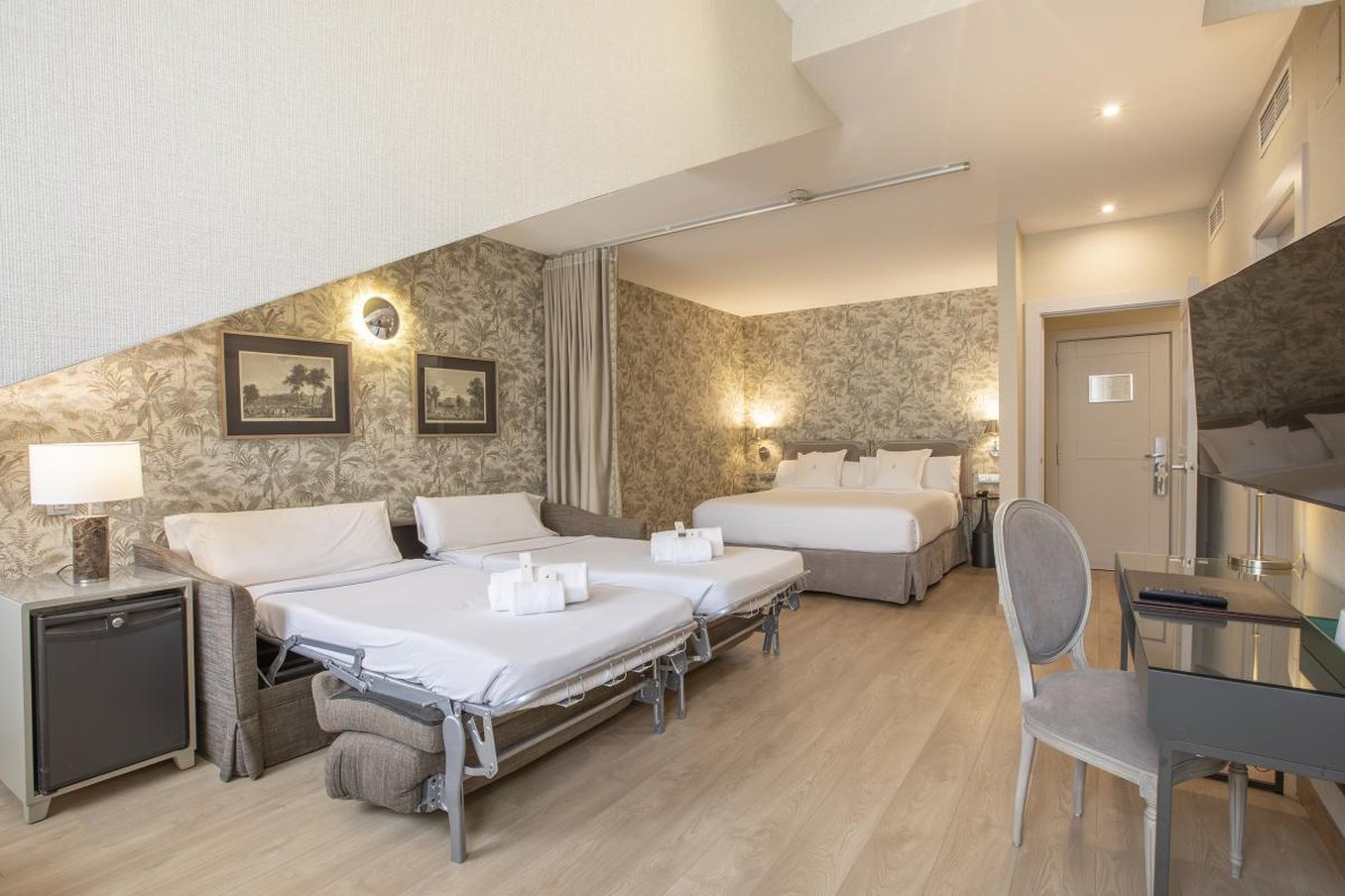 Meninas Hotel 11/73