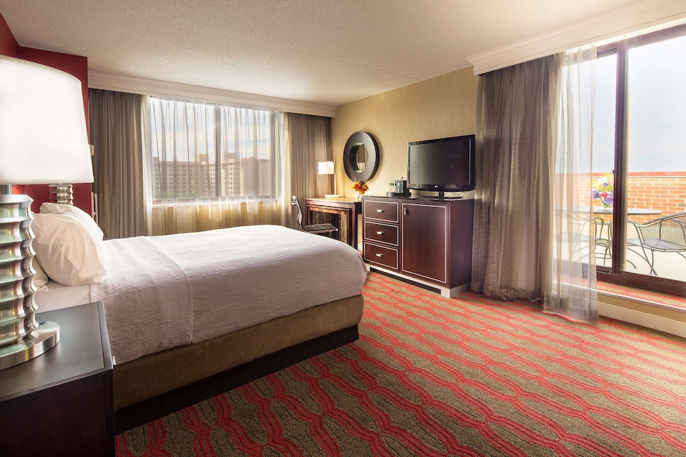 DoubleTree by Hilton New York LaGuardia Airport 8/54