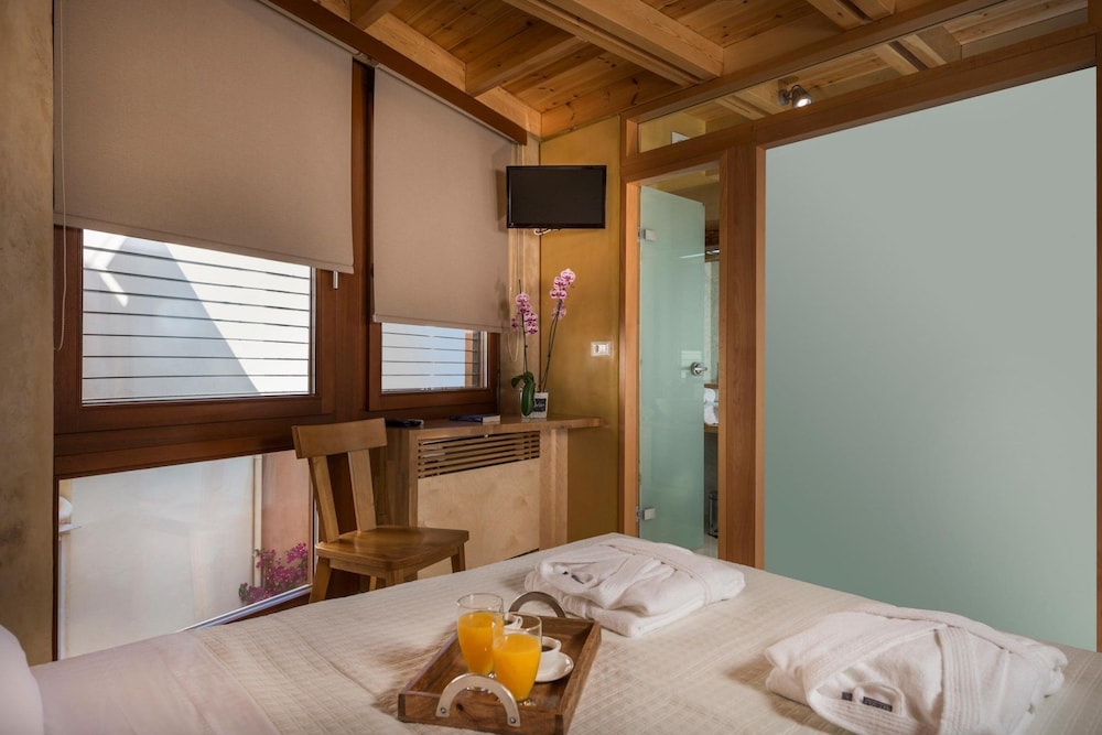 Neoria Houses 8/50