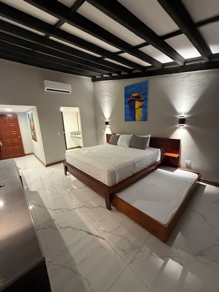Deluxe, Triple, King Bed, Murphy Bed، Hotel Tesoro Beach 3/8