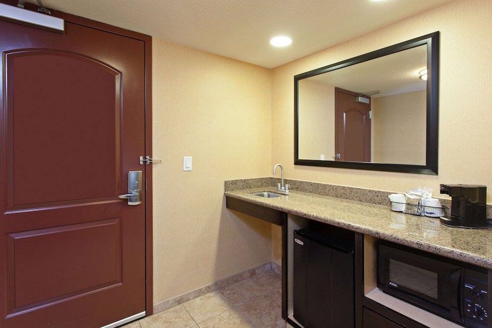 Hampton Inn & Suites Fresno-Northwest, CA 25/33
