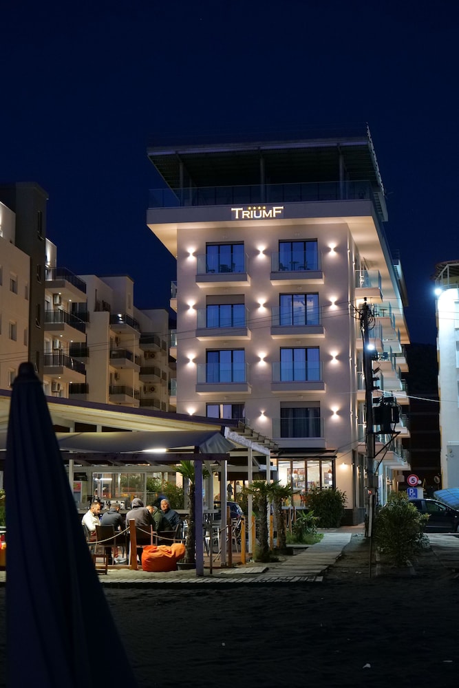Hotel Triumf 3/50