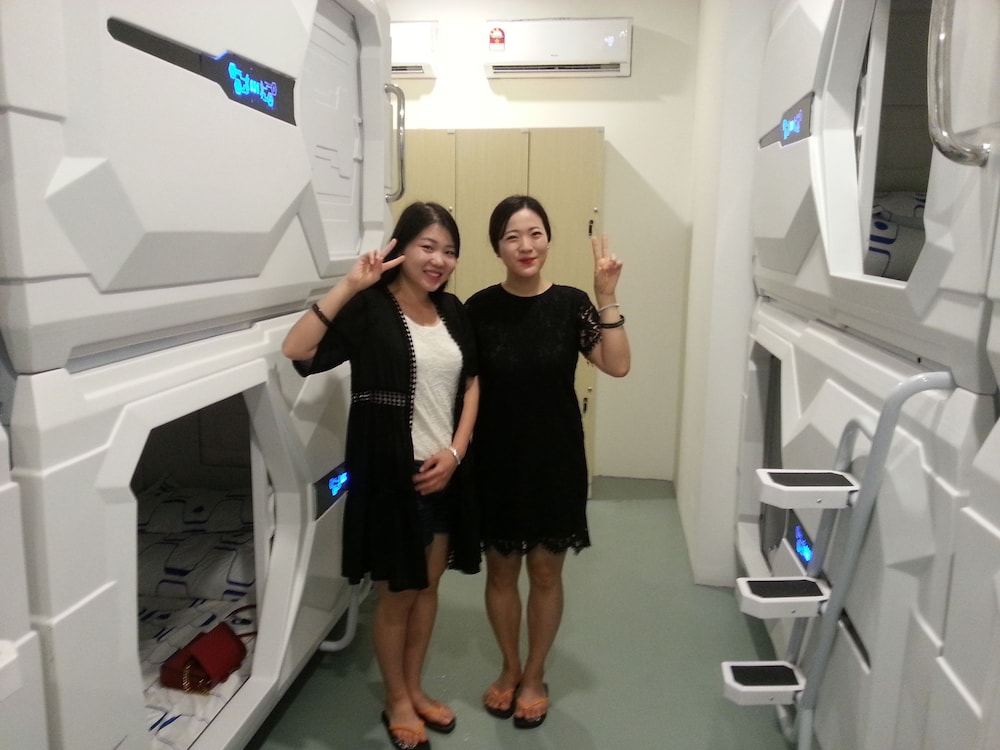 Space Capsule Hotel 4/32