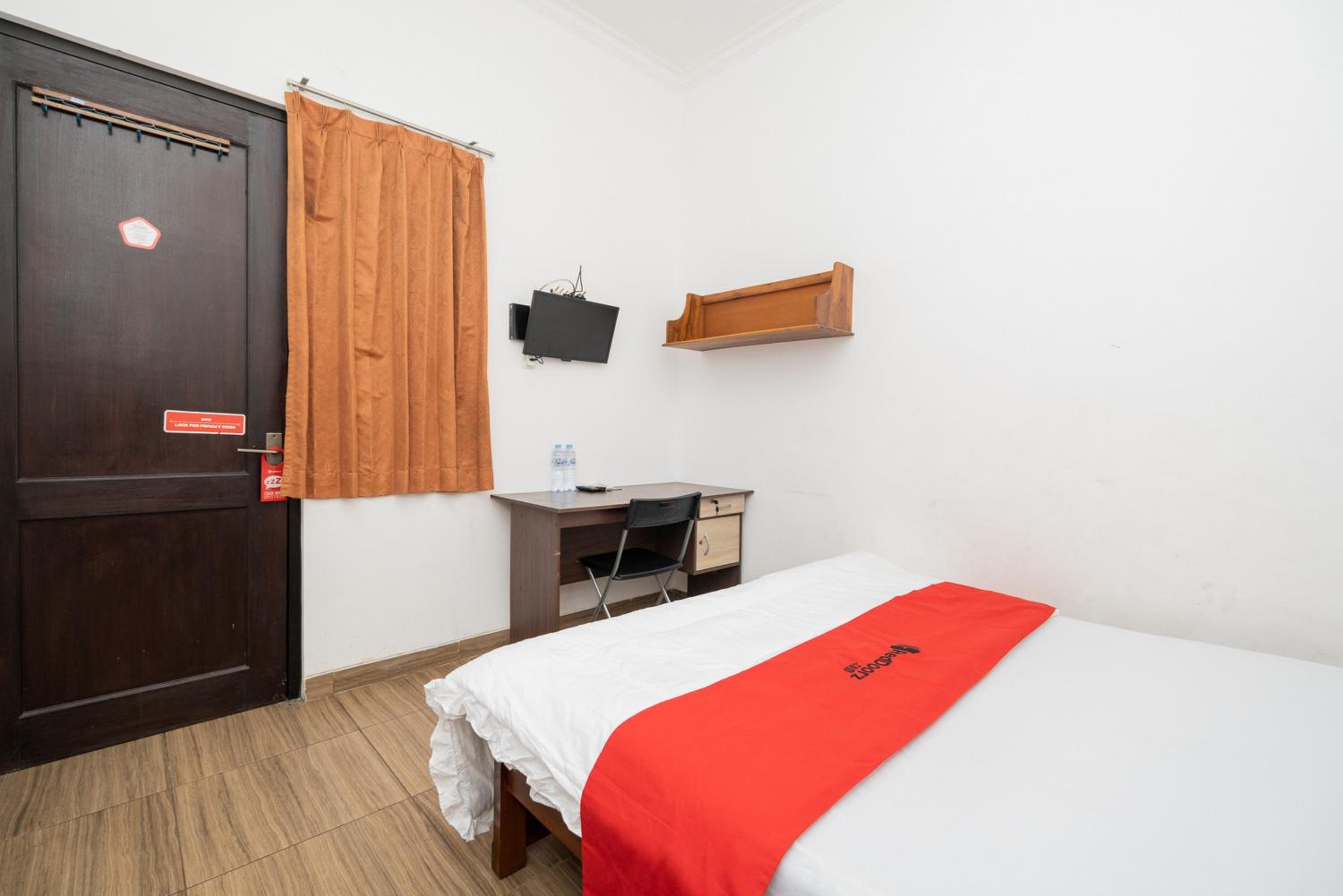 OYO Flagship 90524 Holistay Surabaya New 20/33