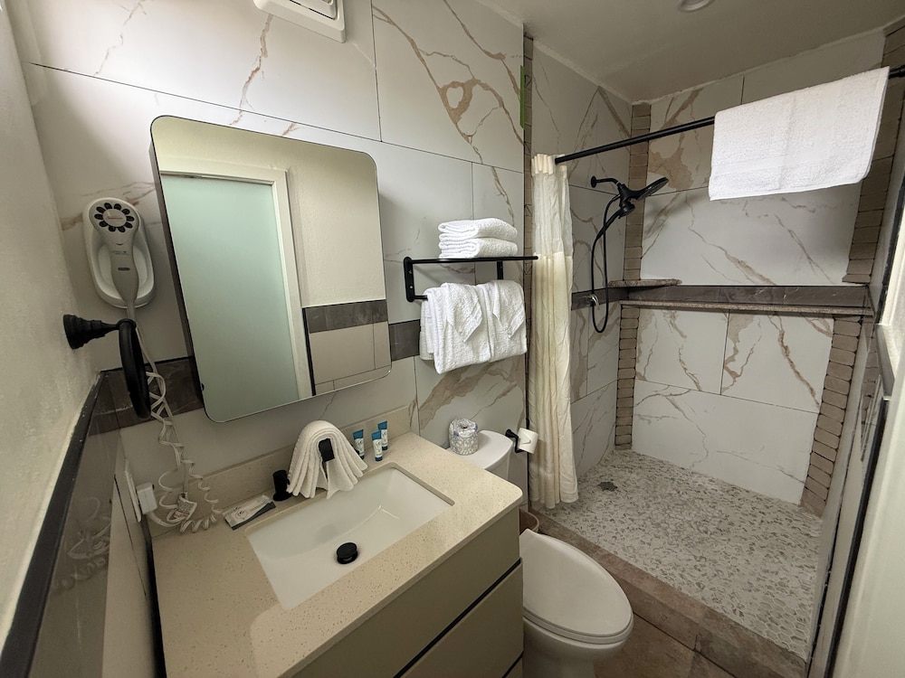 Bayshore Inn 42/44