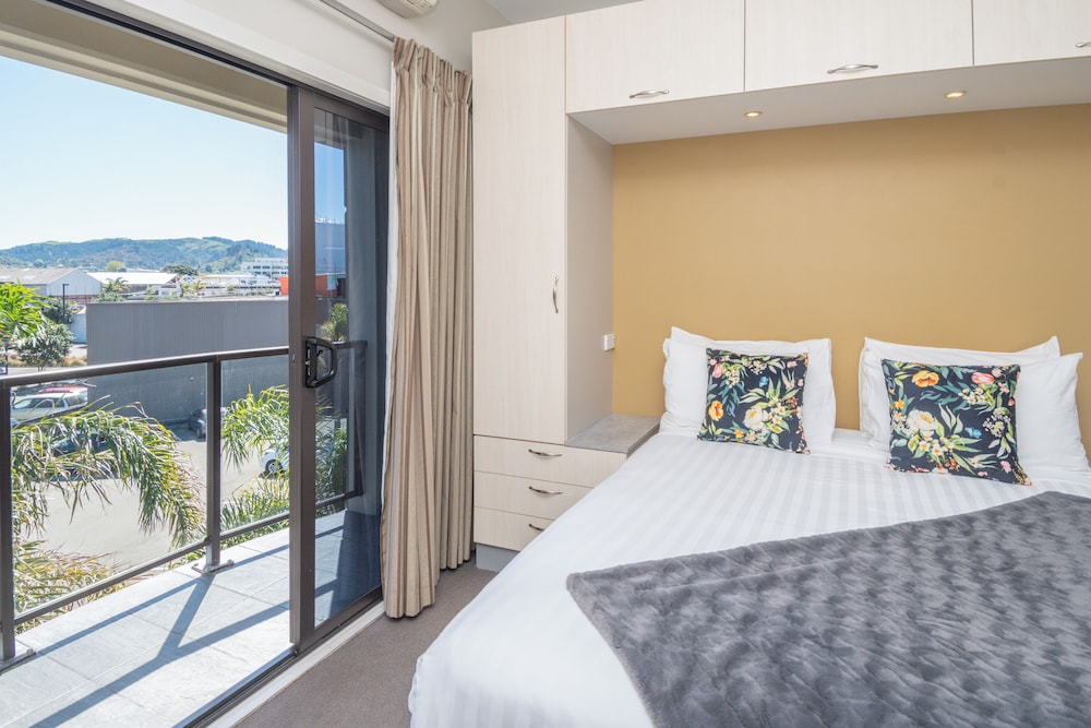 Studio, Queen Bed