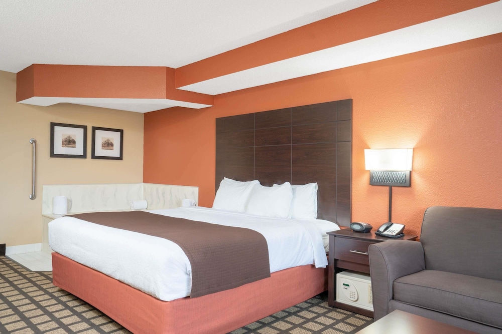 Baymont by Wyndham Lakeville 2/17