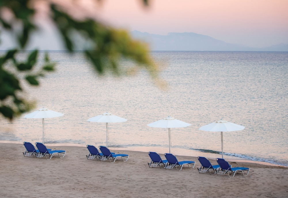 Grand Blue Beach Hotel 90/94