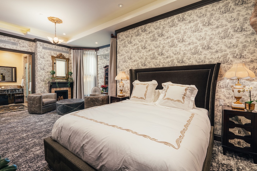 PLUS, SUITE, KING BED
