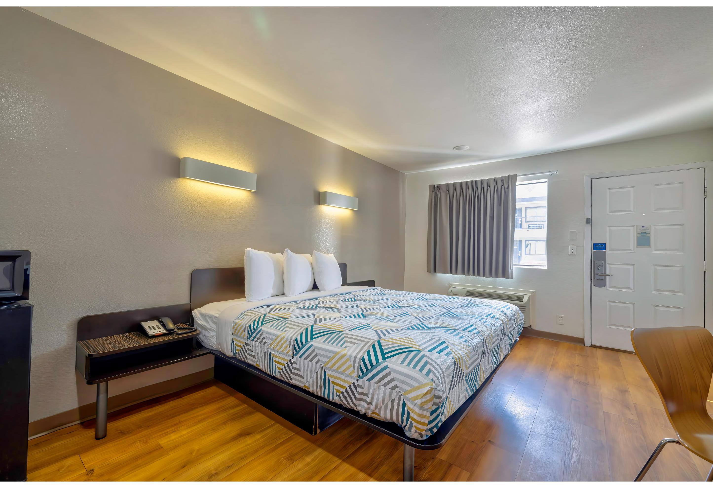 1 Full Bed - Mobility Access Ri Shwr, Nsmk