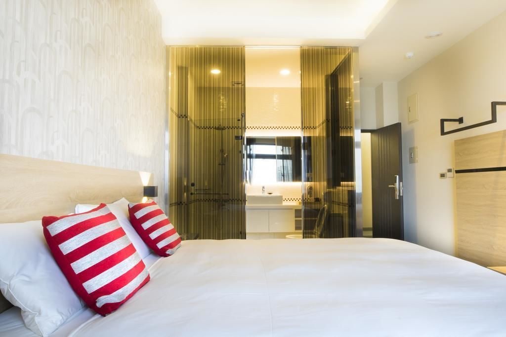 DELUXE, KING BED