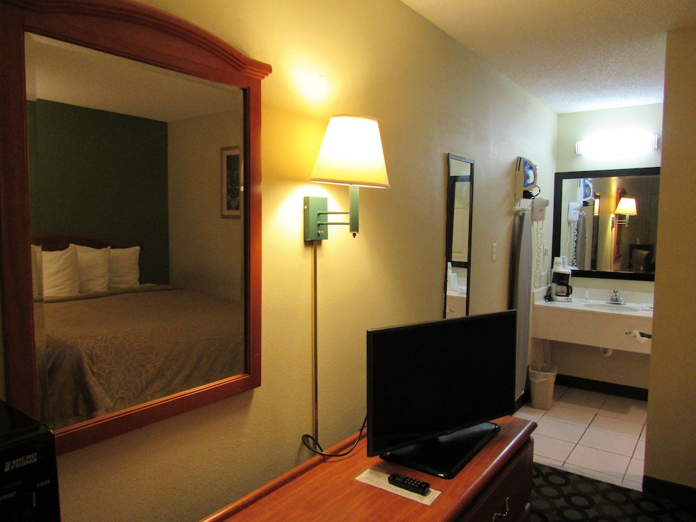 Economy Inn by OYO Ashburn I-75 34/54