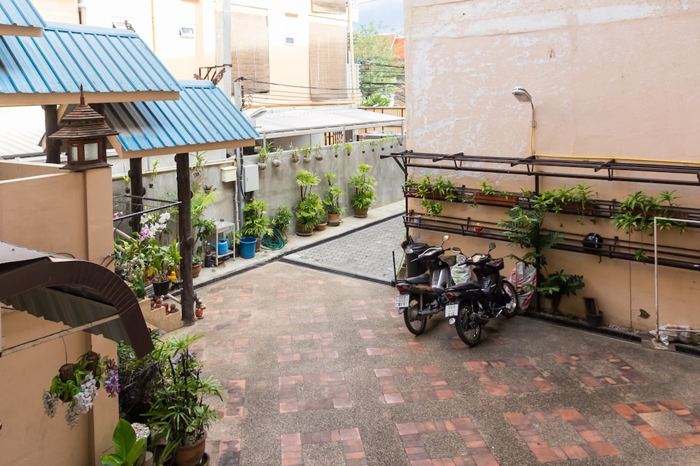 Jang Sripoom House 38/44