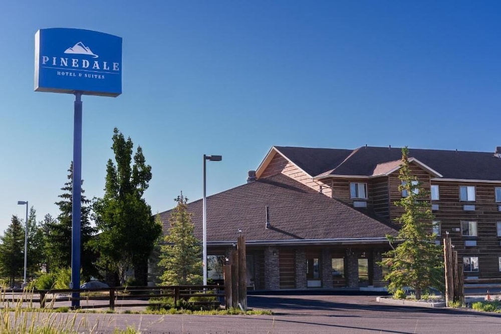 Pinedale Hotel & Suites 2/50