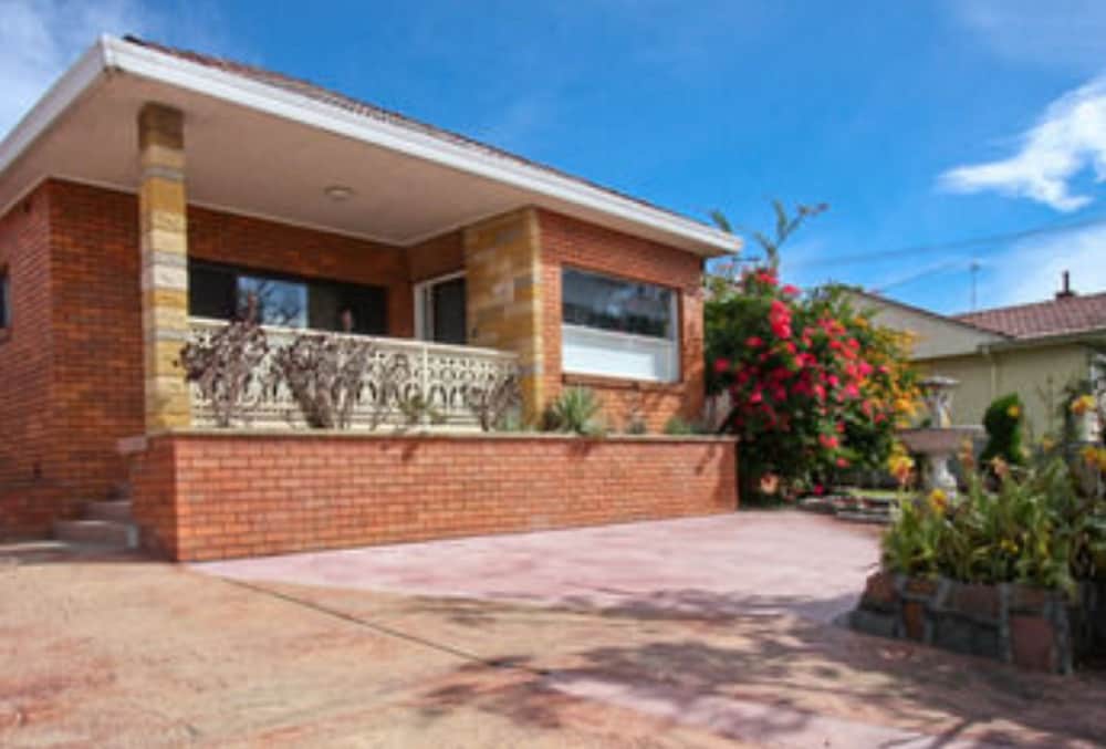 JESMOND EXECUTIVE VILLAS 4/79
