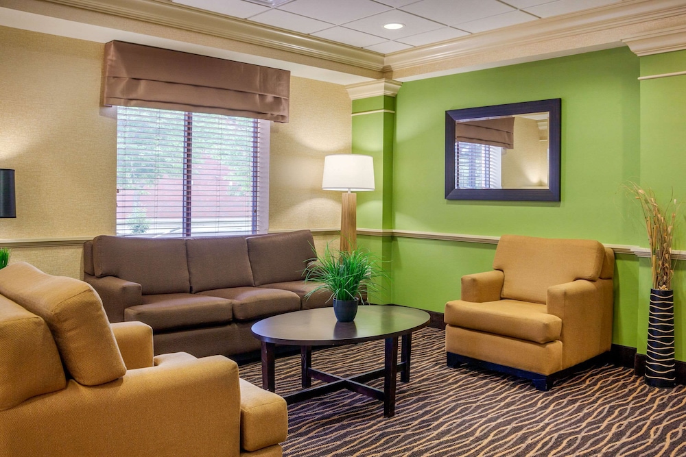 Sleep Inn and Suites Airport Milwaukee WI 25/38