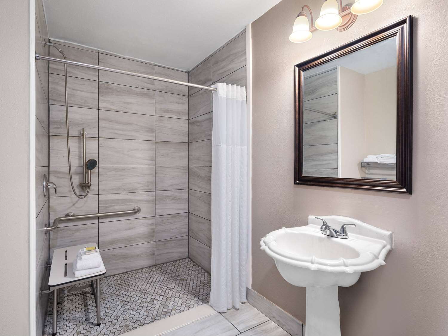 Travelodge by Wyndham Tucson AZ 30/34