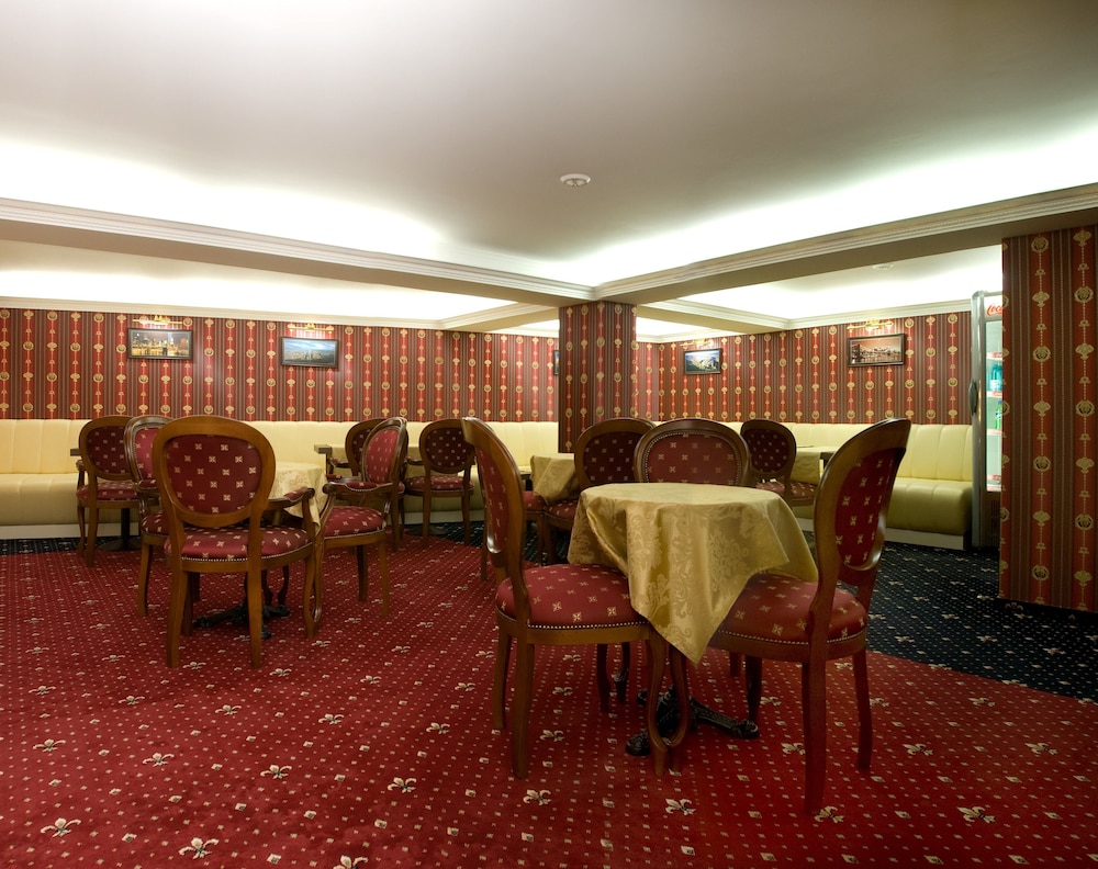 Manhattan Hotel Restaurant 33/41