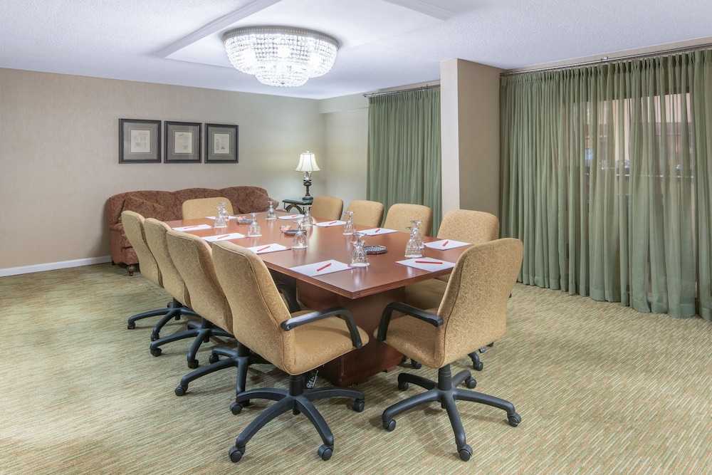 Crowne Plaza Hickory 58/61