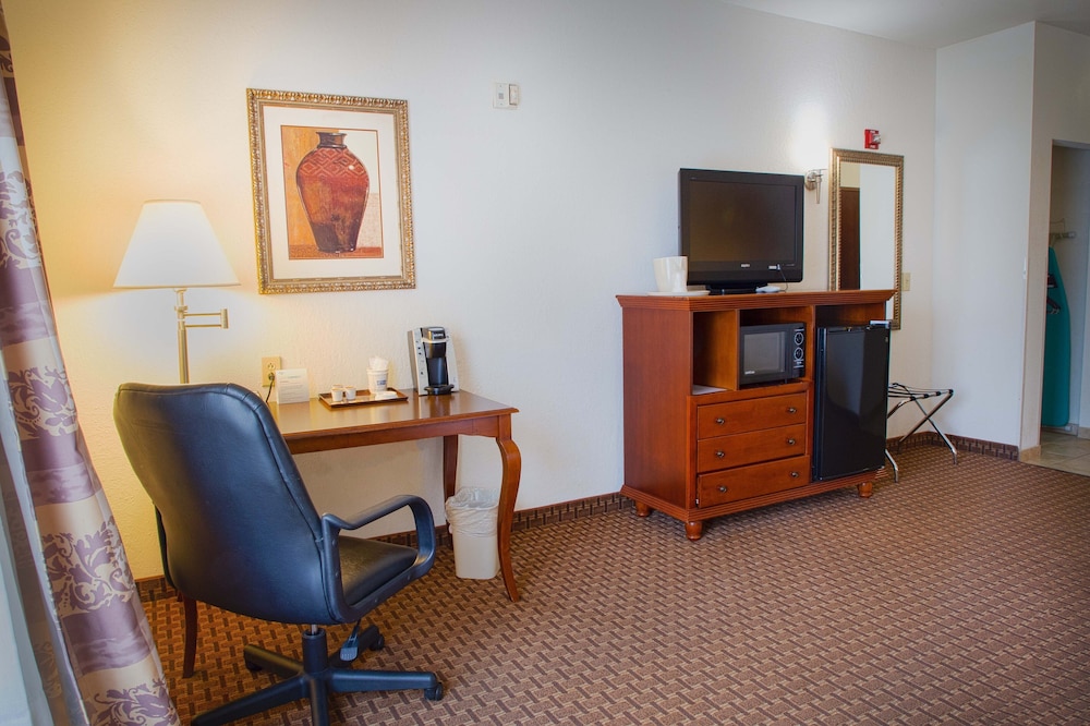 Holiday Inn Express Hotel And Suites Center Tx 63/76