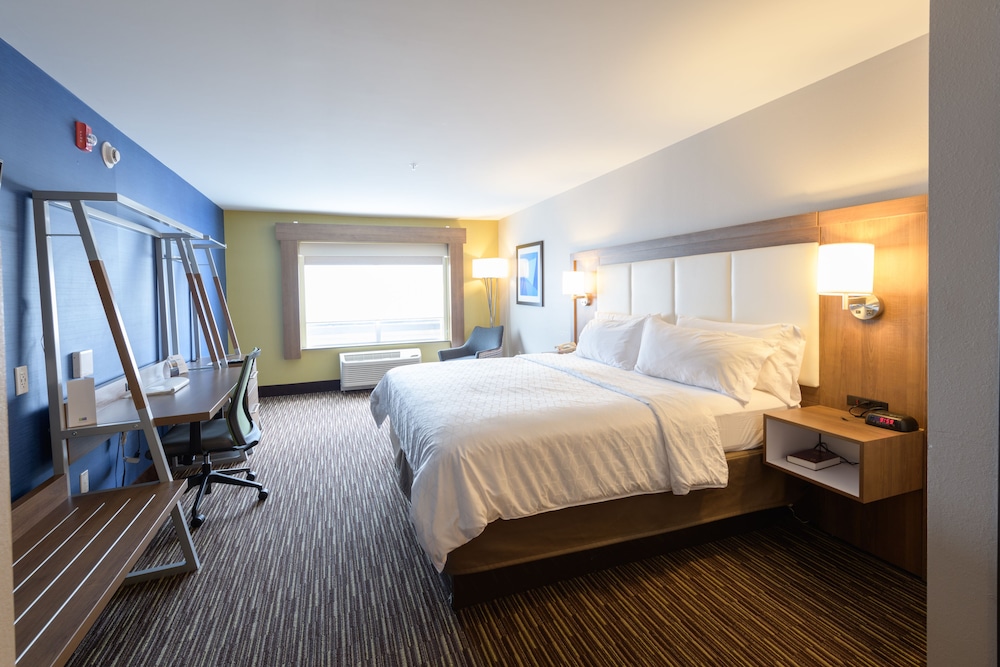 Holiday Inn Express Suites Jamestown 11/40