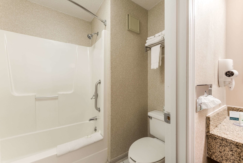 Quality Inn & Suites Portage Central 16/53