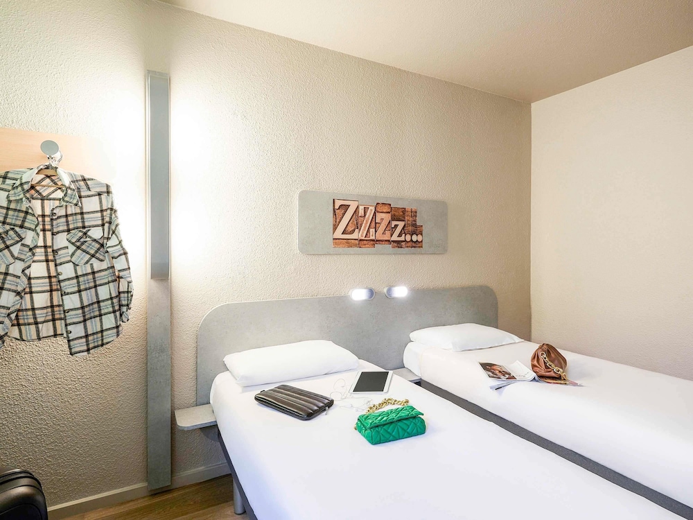 ROOM, TWIN BEDS