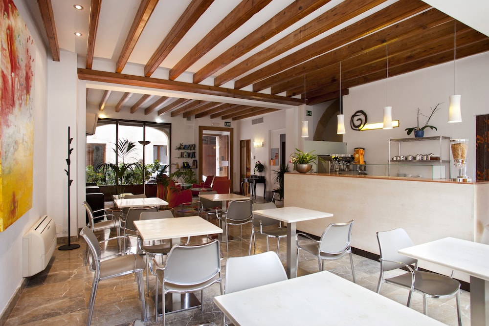 L Hostal 2/37