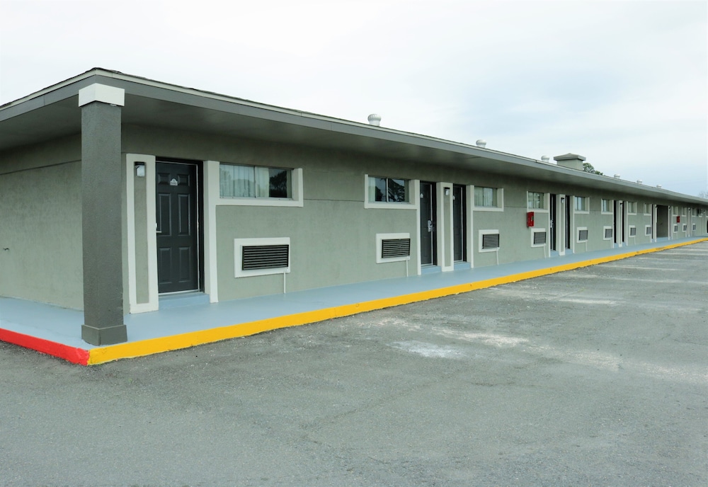 Deluxe Inn Motel 20/22