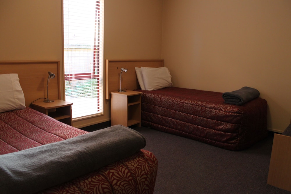 Alhambra Oaks Motor Lodge 24/41