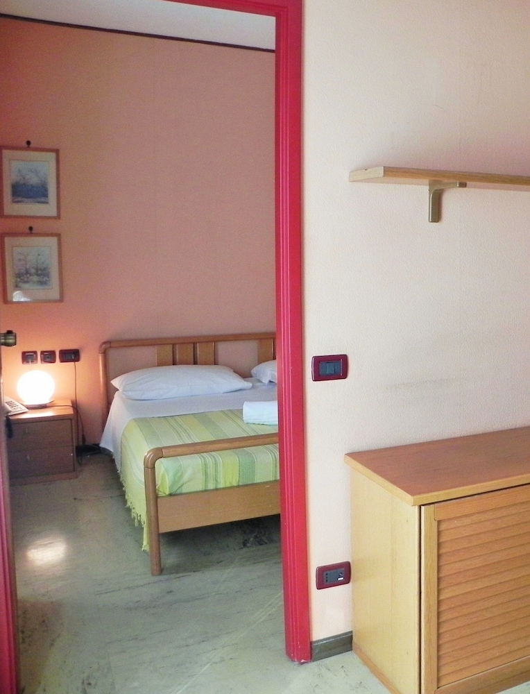 ROOM, DOUBLE OR TWIN BED