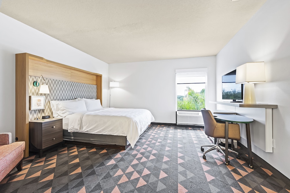 Holiday Inn St. Petersburg West 6/59