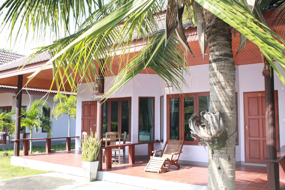 Waterside Resort 3/70