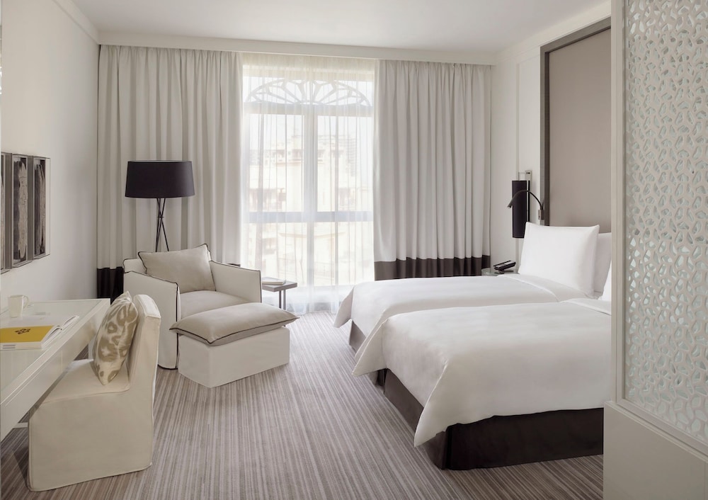 DELUXE, TWIN BEDS, POOL VIEW