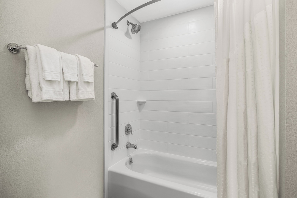 Holiday Inn Express Hotel Suites Hardeeville Hilton Head 67/68