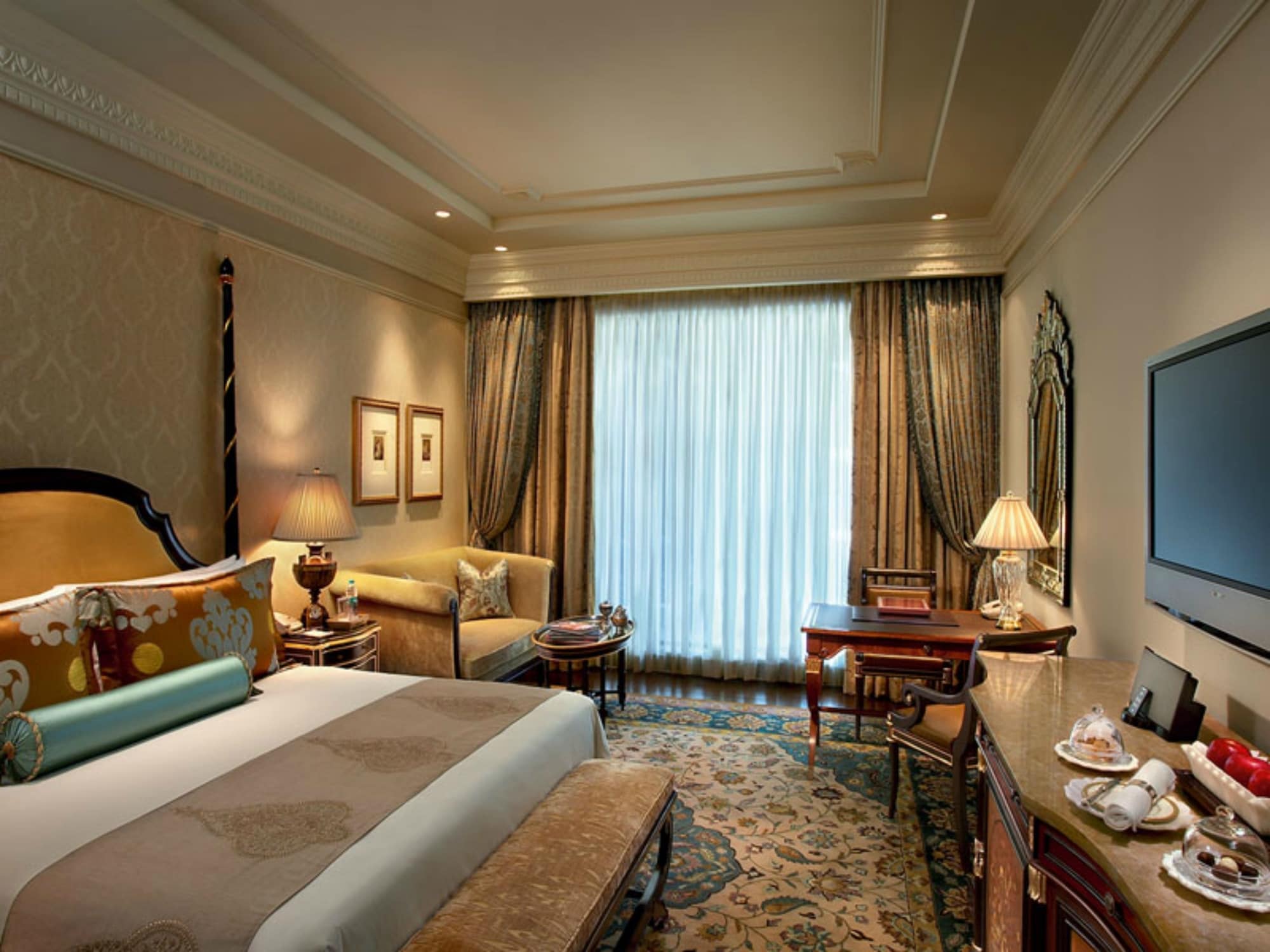 SUITE, KING BED, PARLOR