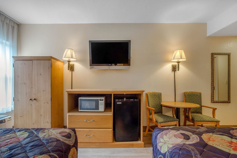 Rodeway Inn & Suites Near Outlet Mall - Asheville 26/30