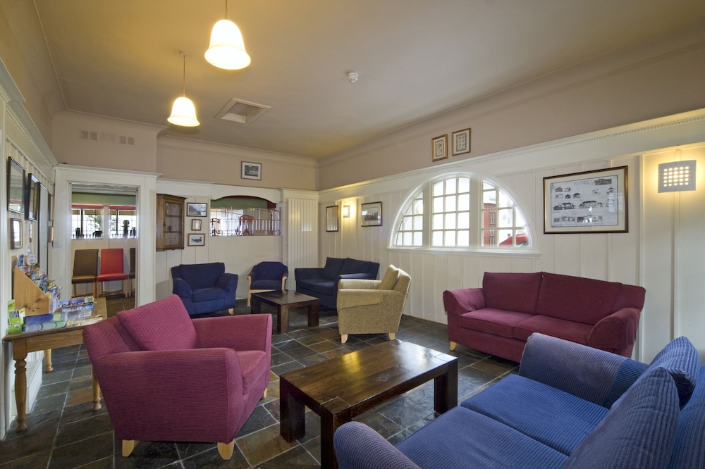 The Holly Tree Hotel 11/46