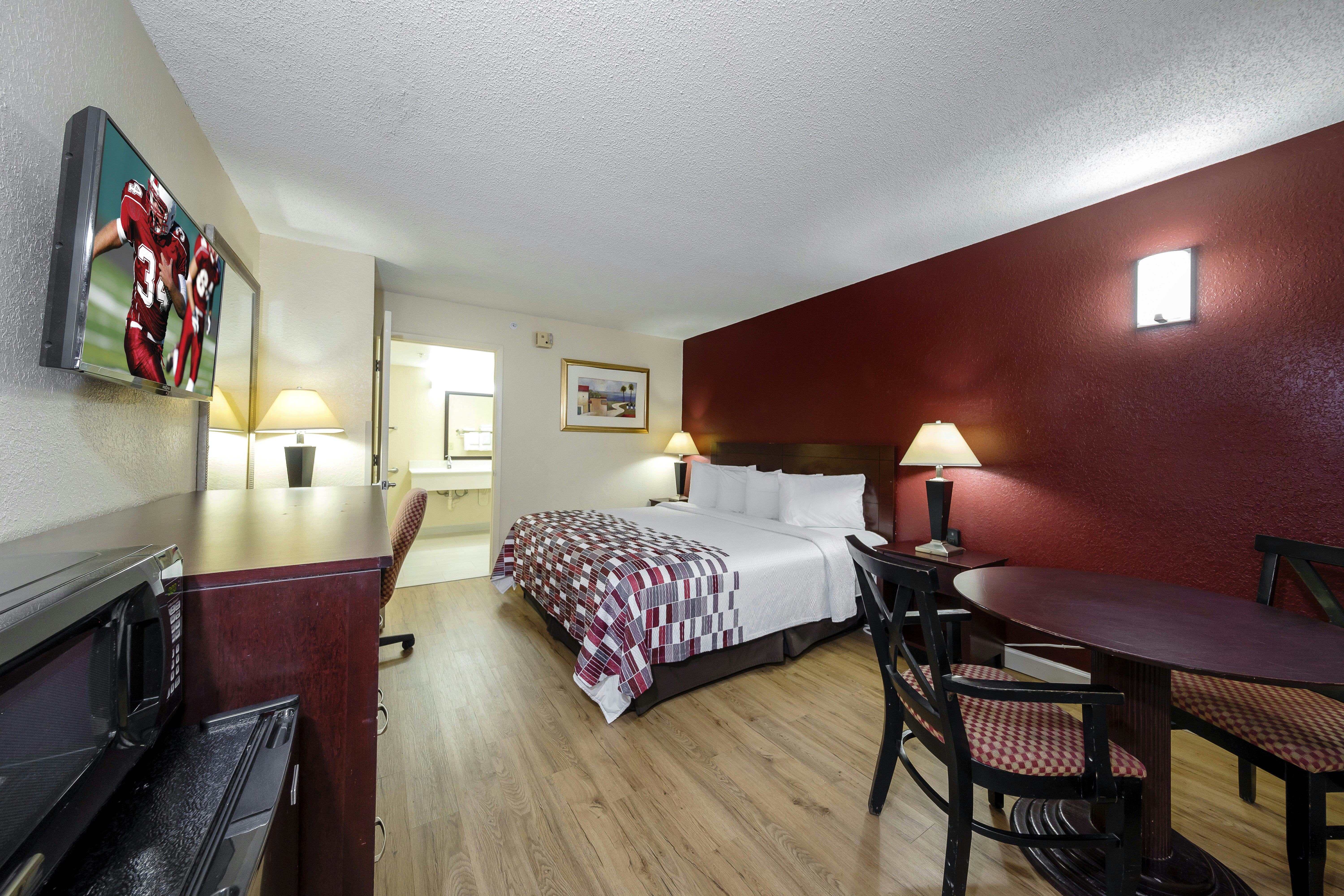 Non-Smoking Standard 1 King Bed Poolside