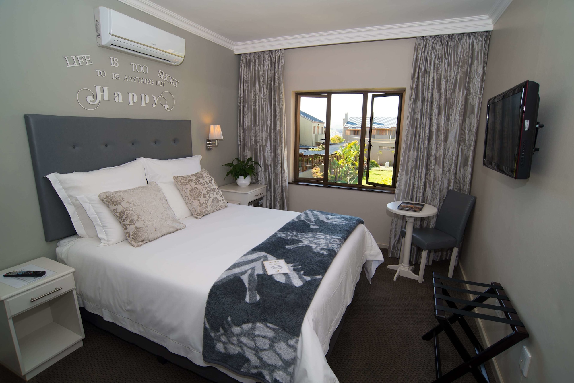 Petite, Queen Bed