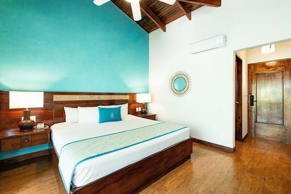 Tropicana, King Bed, Pool View، Tamarindo Diria Beach Resort 3/8