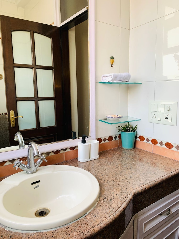 Hotel Vandana S Bed And Breakfast 50/50
