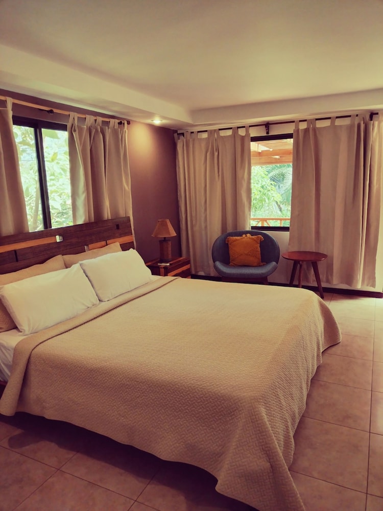 Deluxe, King Bed