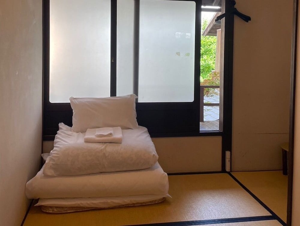 ROOM, SINGLE