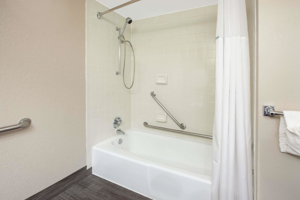 Baymont by Wyndham Grand Rapids Near Downtown 14/15