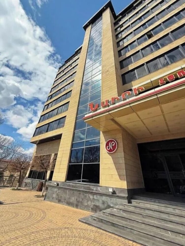 Nairi Hotel 63/68