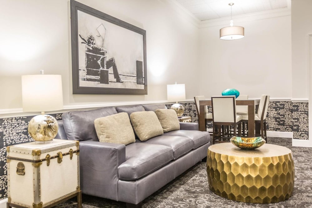 The Delafield Hotel 24/50