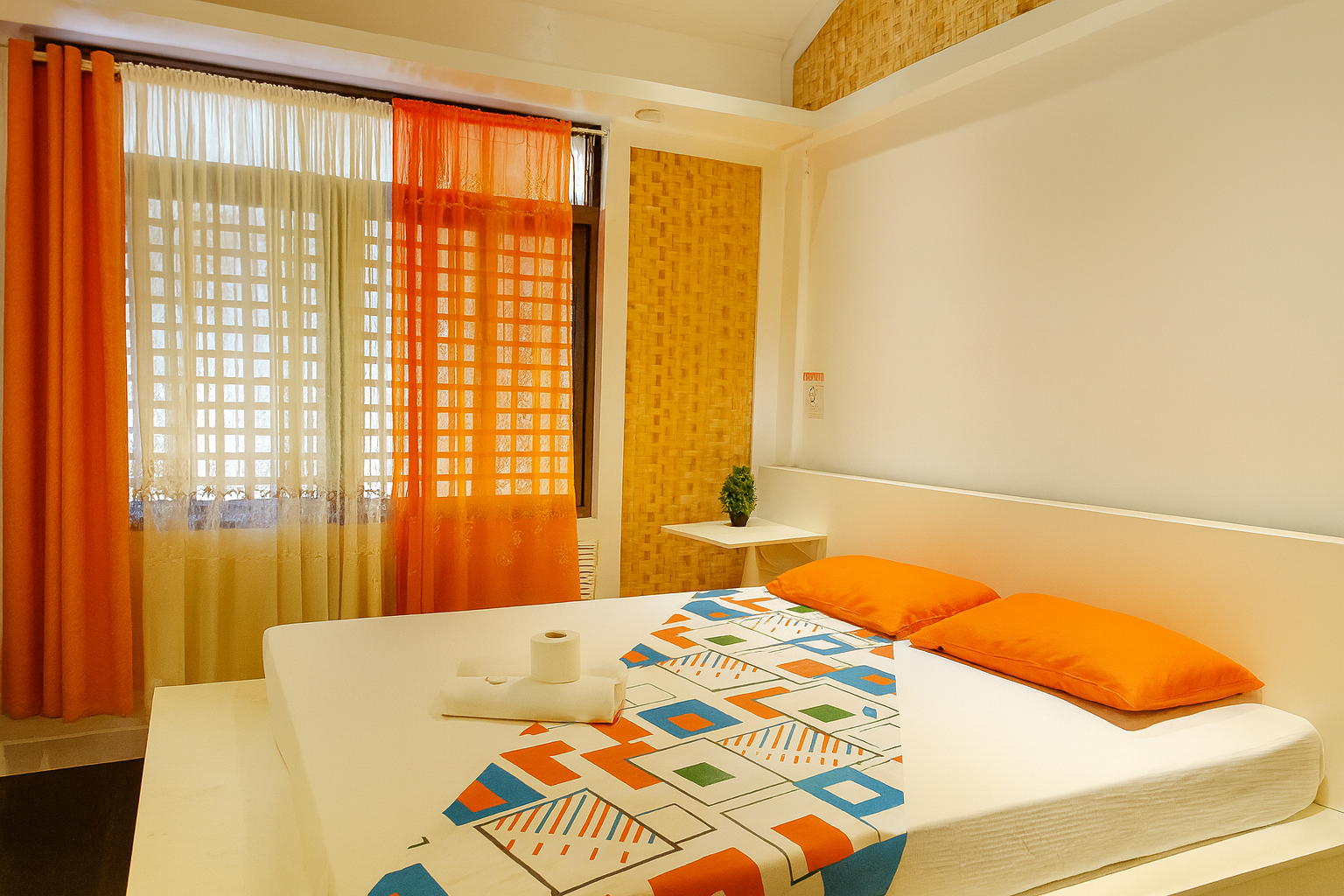 Couple, Deluxe, Queen Bed, Shared Bathroom