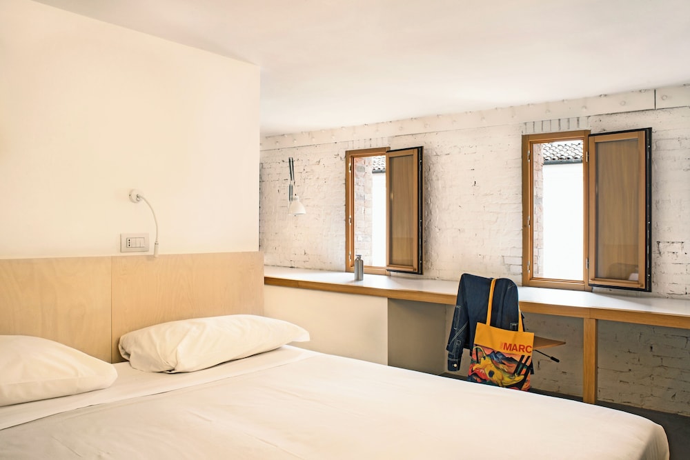 Loft, 1 Double and 1 Single Bed, Canal View
